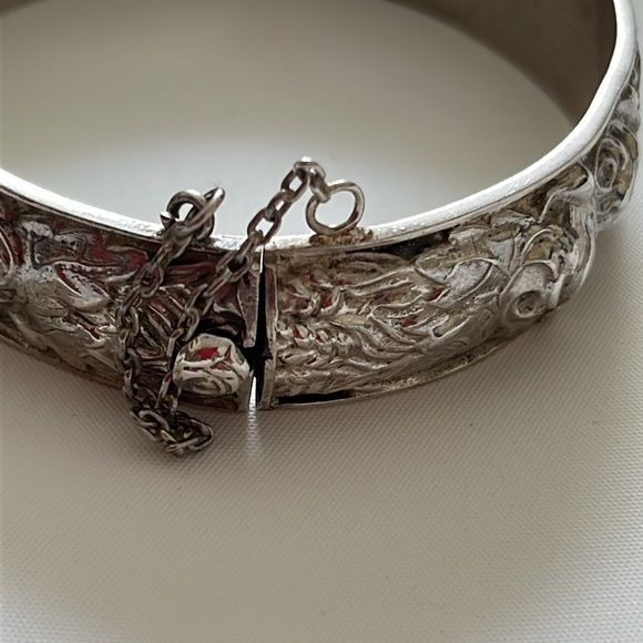 Vintage Sterling Silver tested embossed hinged bangle. - Picture 3 of 7